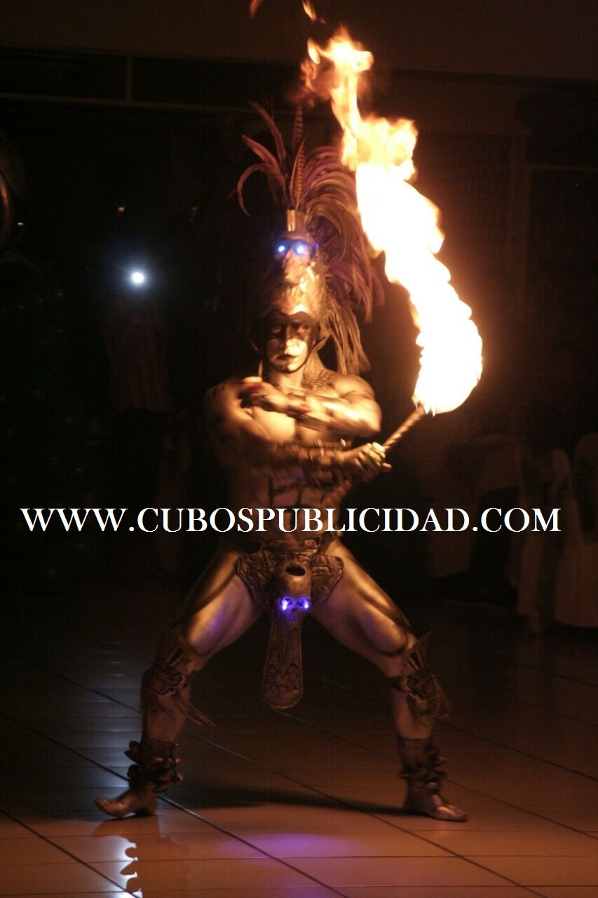 Artista de Azteca de Plata realizando un espectáculo con fuego