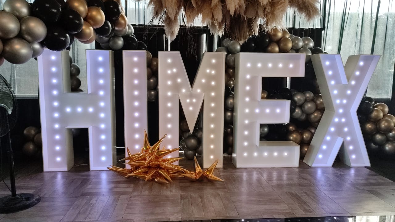 Palabra HIMEX formada con letras gigantes iluminadas