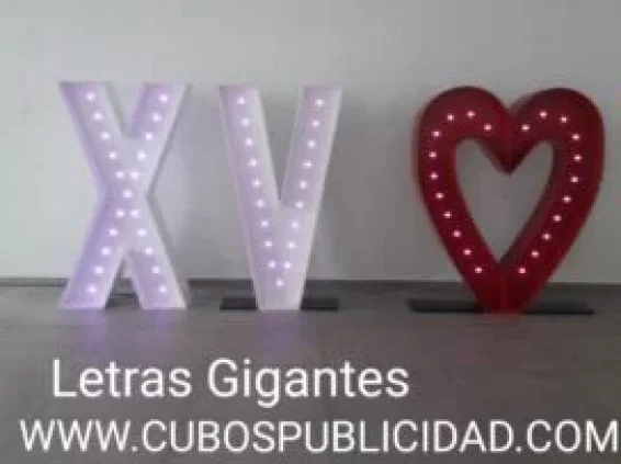 Números romanos XV iluminados para una celebración de quince años