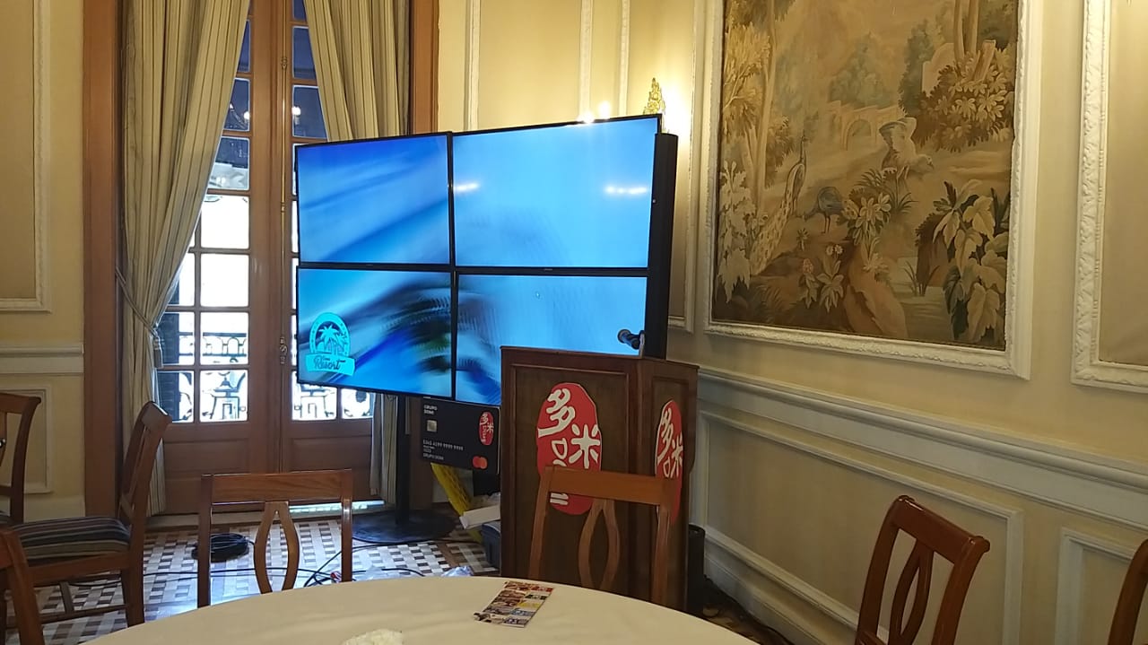 Video wall de cuatro pantallas instalado en un salón