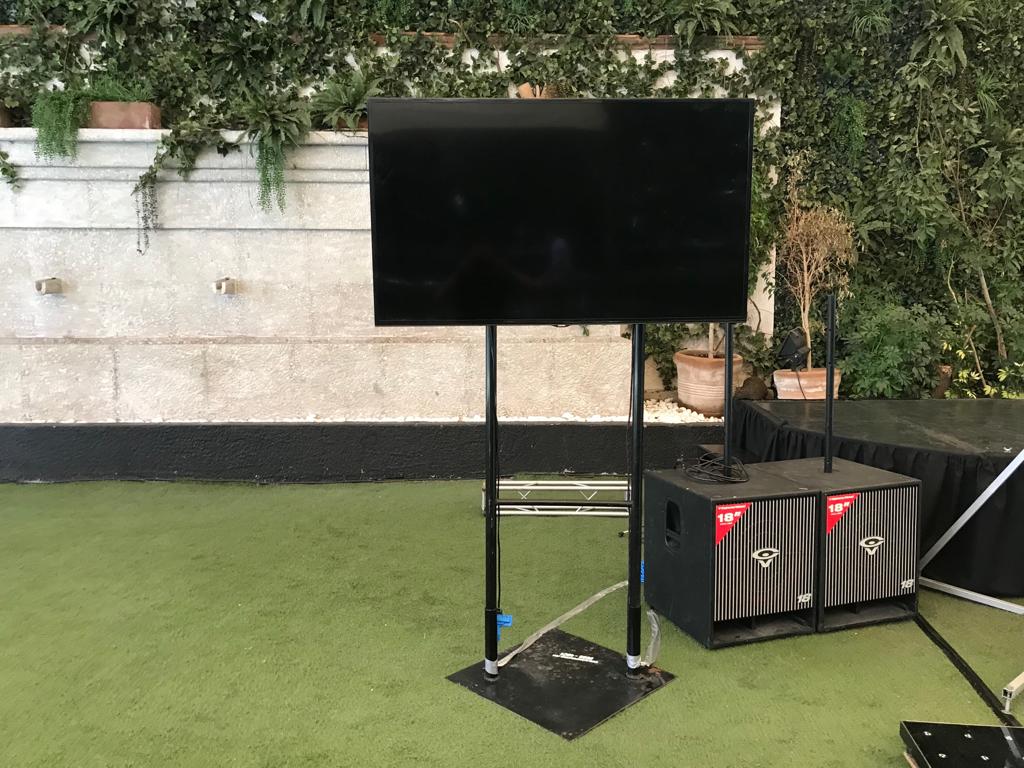 Pantalla de televisión profesional instalada para un evento
