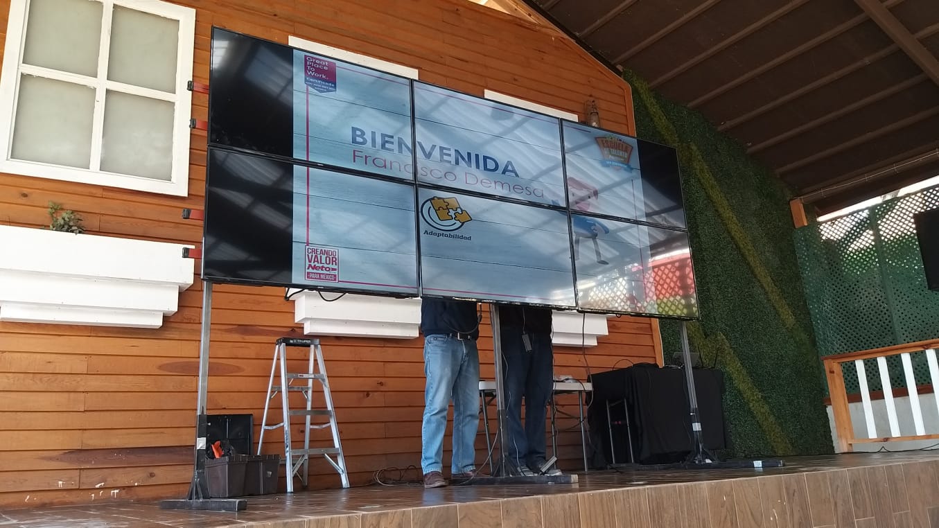 Equipo técnico instalando un video wall sobre un escenario