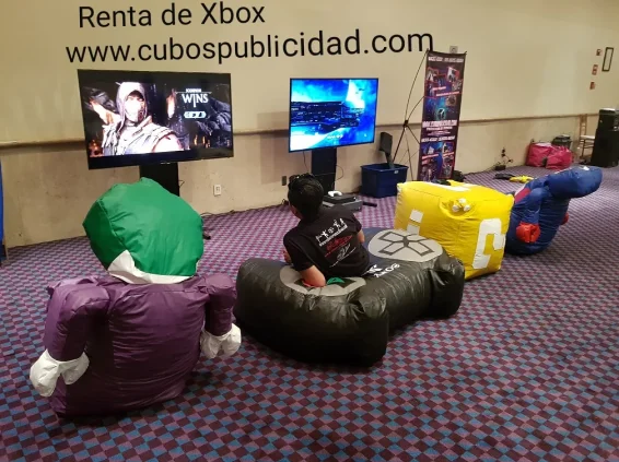 Pantallas de videojuegos con asientos para los participantes